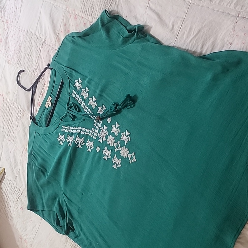 Top - Embroidered with flutter sleeve - Picture 5 of 6